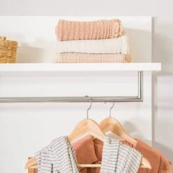 Porte-manteau Mural LINDHOLM à étagère -Promos Meubles Boutique 1000364014 230913 024 MOOD DETAILS P000000001000364014 mood