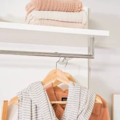 Porte-manteau Mural LINDHOLM à étagère -Promos Meubles Boutique 1000364014 230913 025 MOOD DETAILS P000000001000364014 mood